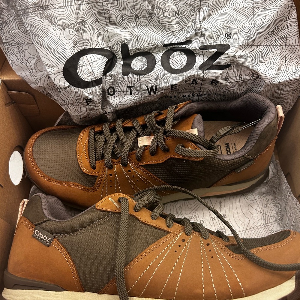 Women’s Low-Profile Outdoor Shoes in Brown